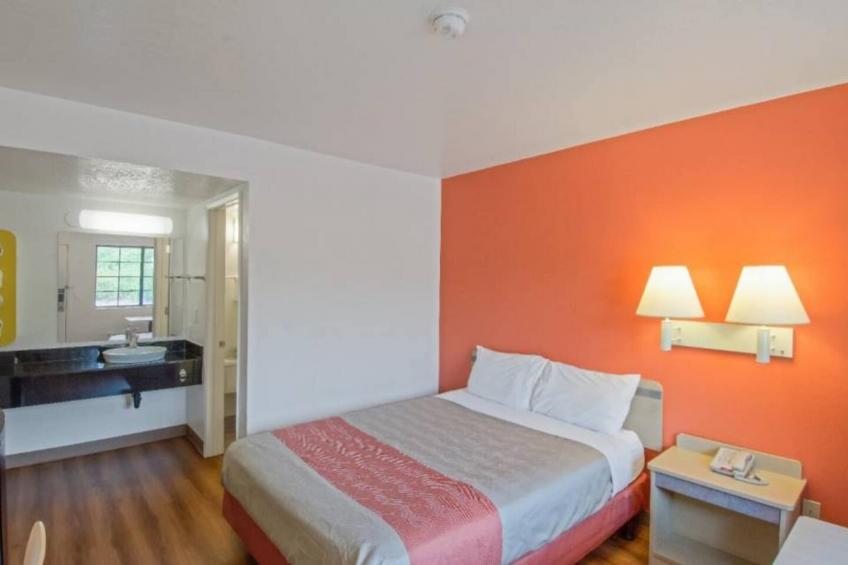 1 Queen Bed  ADA/RI Shower - foto 15