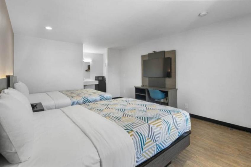 2 Queen Beds  Non-Smoking Micfridge - foto 29