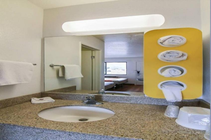 1 Full Bed  ADA/Tub - foto 19