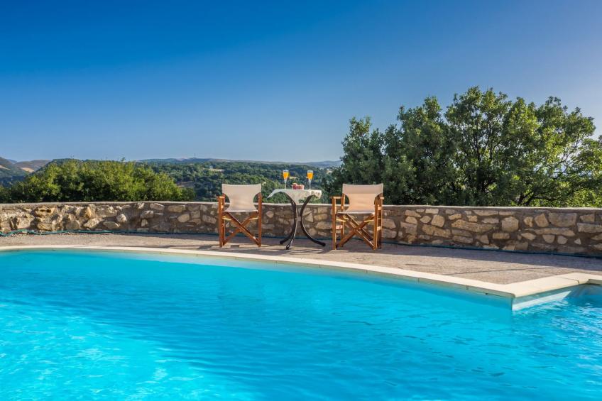 Villa aus Stein mit privatem Pool und BBQ-Bereich