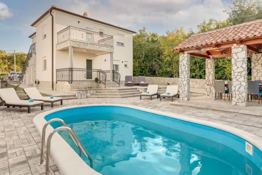 Neue Villa mit Pool und Meerblick