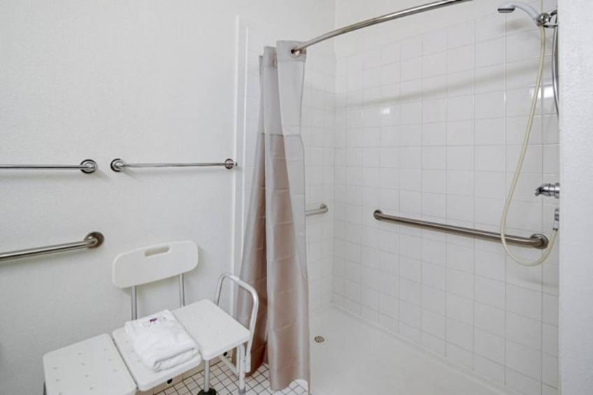 1 King Bed  Mobility Accessible RI Shower Nsmk - foto 16