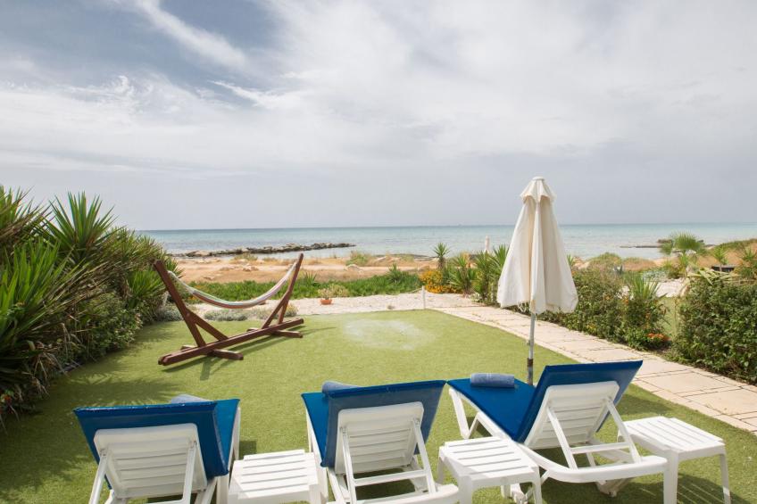 Moderne, geräumige Villa am Strand mit Pool - foto 21