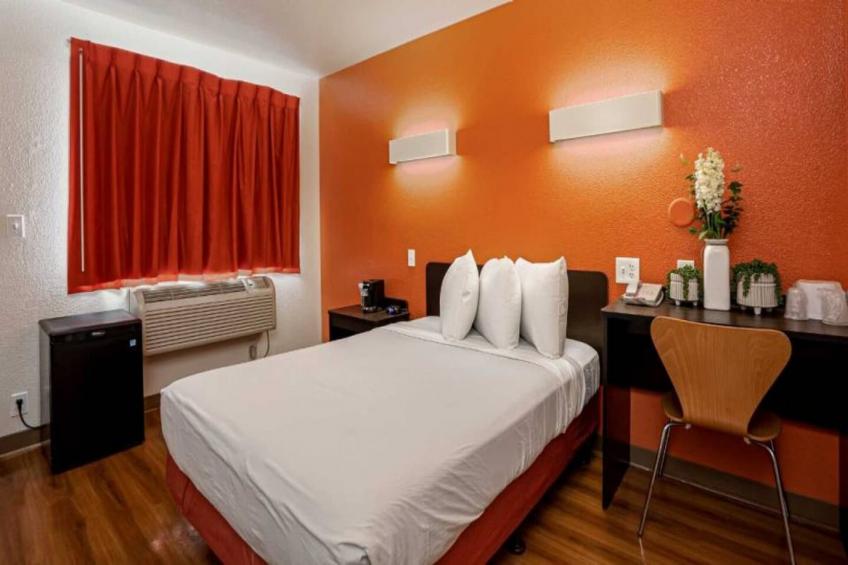 1 Queen Bed  ADA/RI Shower - foto 11