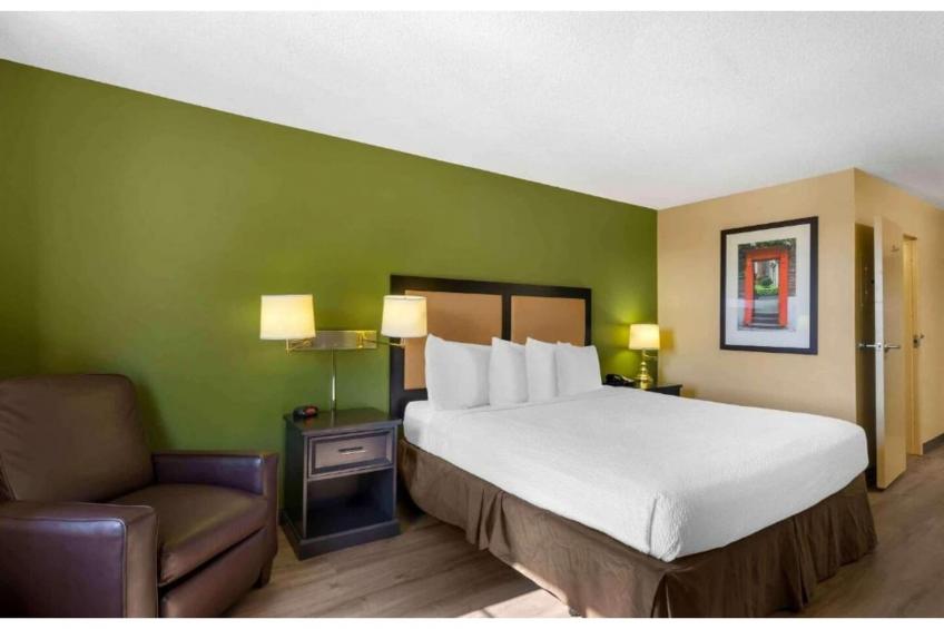 1 Queen Bed | ADA\/RI Shower\/Smoking\/Kitchen - foto 21