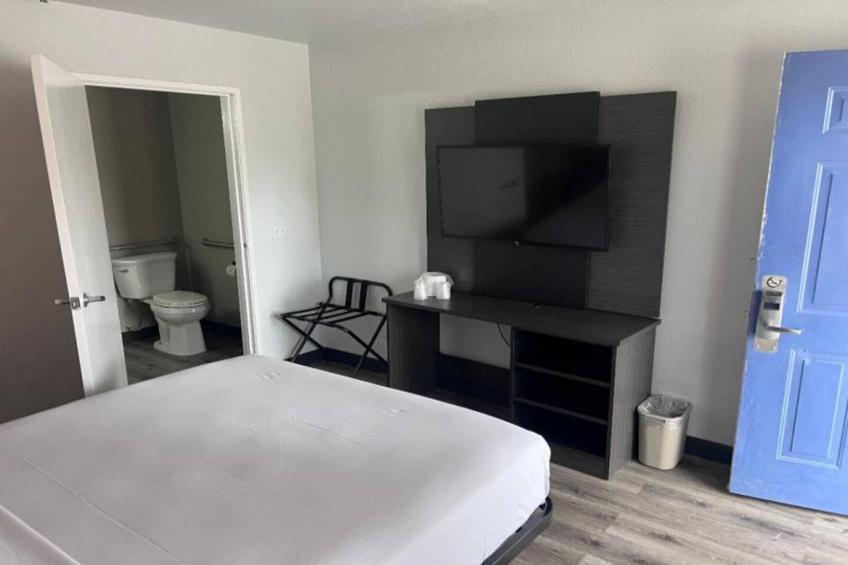 1 Queen Bed  Micfridge - foto 17