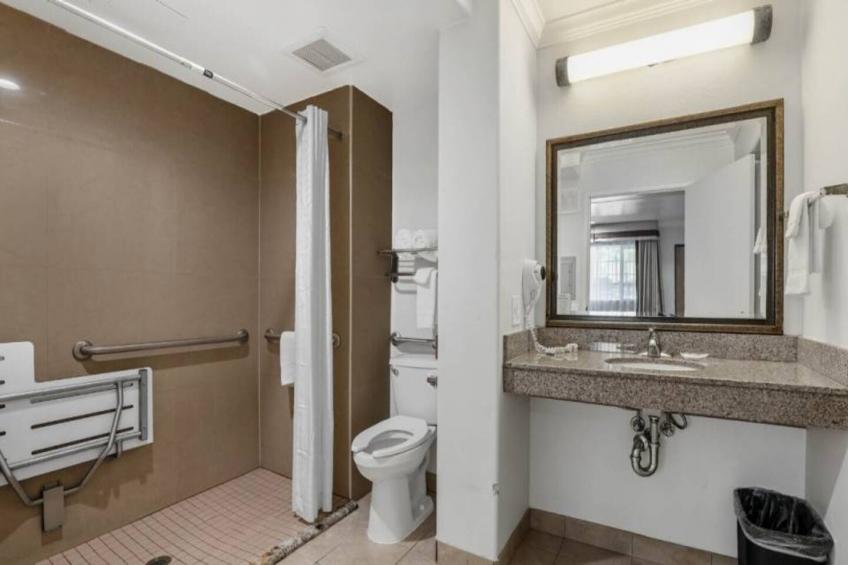 2 Queen Beds  Suite Non-Smoking Micfridge - foto 12