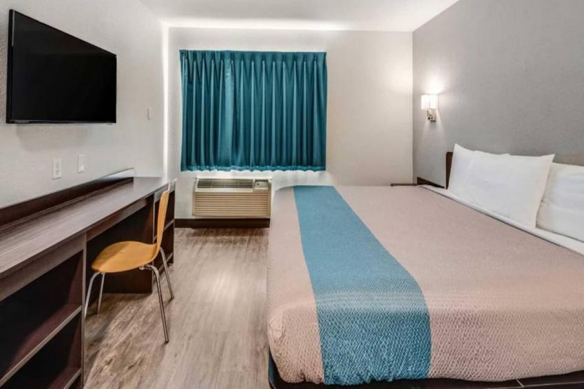 1 King Bed  Mob Access Tub Nsmk Minifridg - foto 17