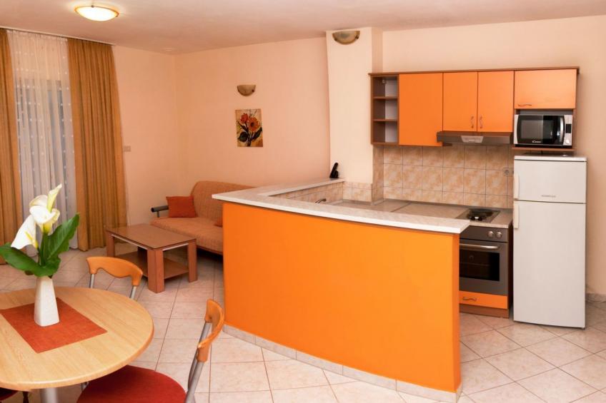 Modern eingerichtete Ferienwohnung orange