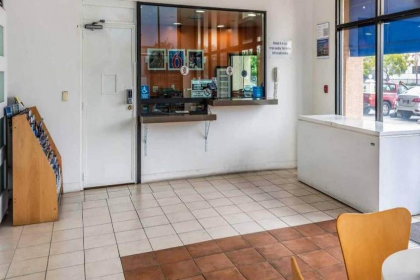 1 King Bed  Non-Smoking Micfridge - foto 4