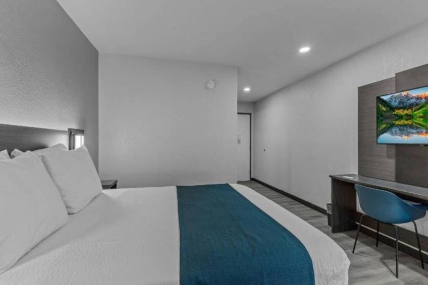 1 Queen Bed  Suite Non-Smoking Sofa-Bed - foto 4
