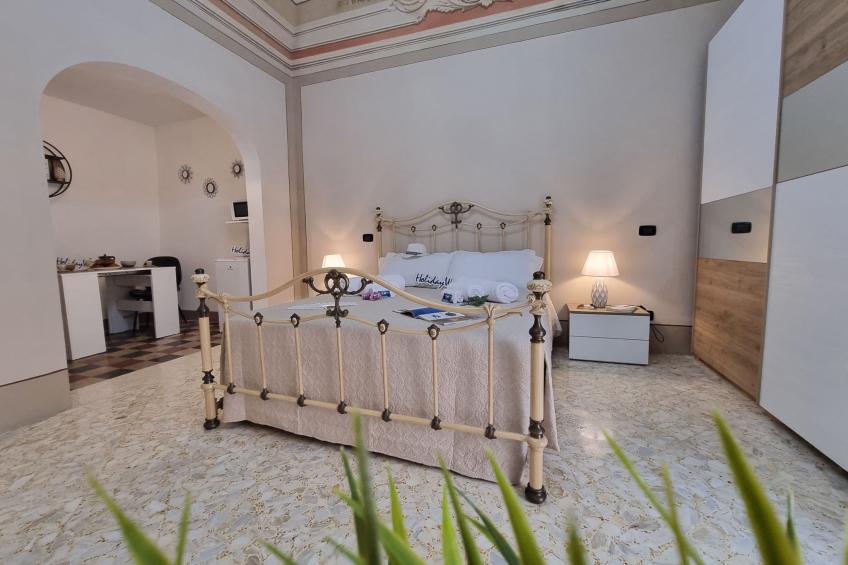 Donna Elisa von Holiday World