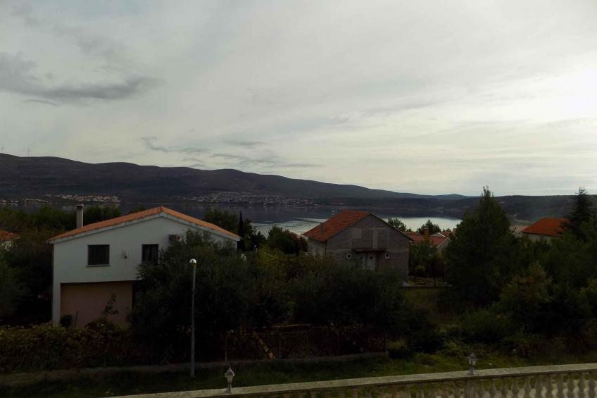 Vakantiewoning met een 30 m² groot terras met uitzicht op de tuin - BF-JRW8 - foto 5