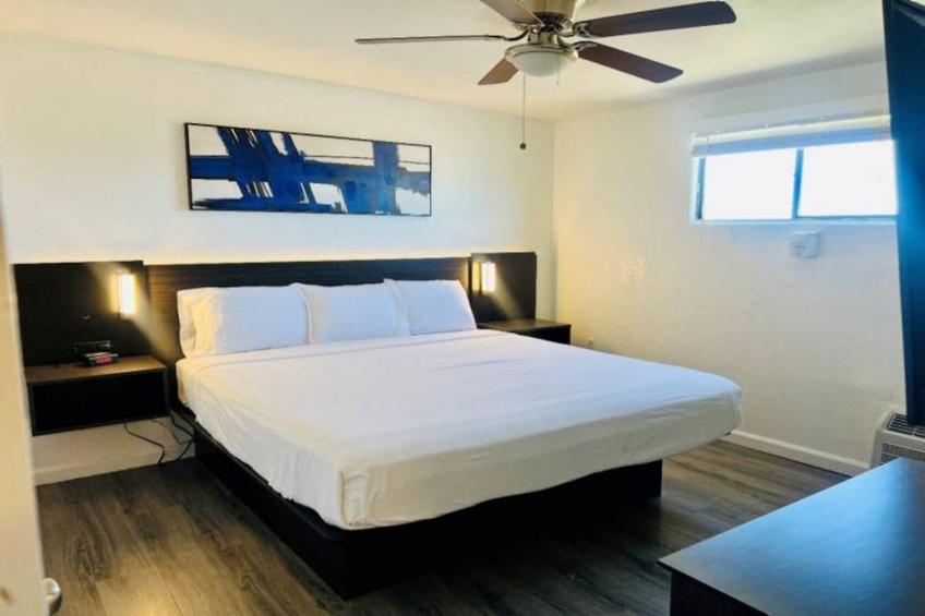 1 King Bed  Non-Smoking Kitchen - foto 27