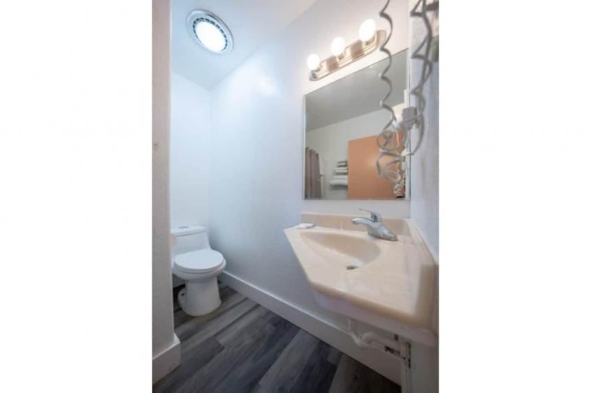 Premium Queen Bed with Kitchenette - foto 16