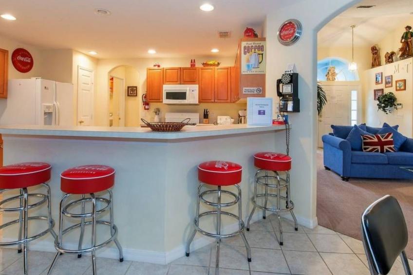 Sonniger Privatpool mit freistehendem Whirlpool und Filmraum - foto 9