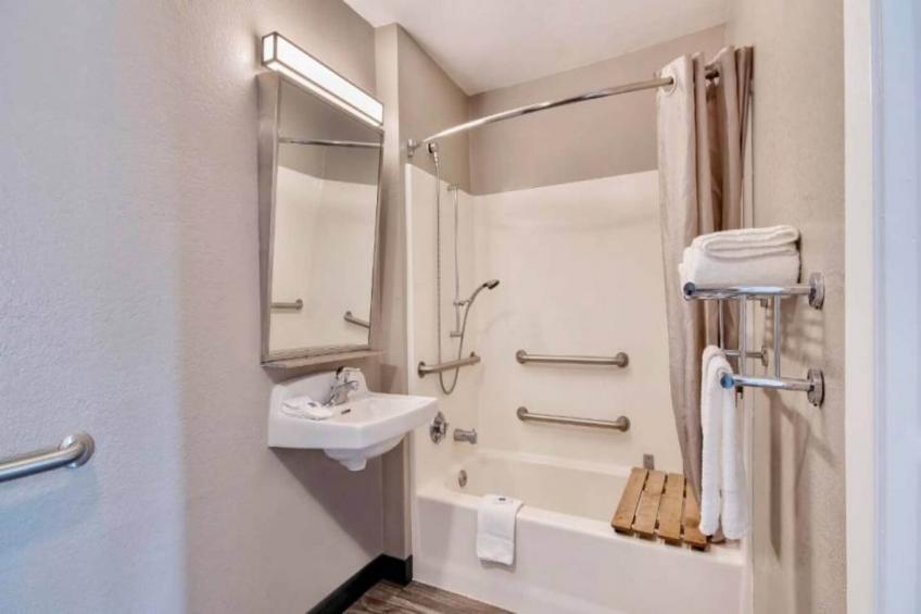 2 Queen Beds  ADA/Tub/Premium/Micfridge - foto 18
