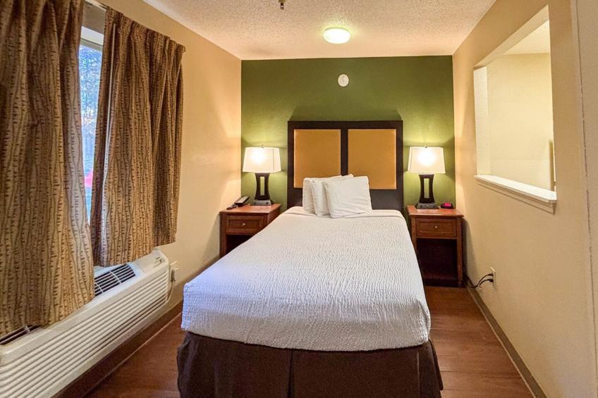 1 Queen Bed | Non-Smoking, Micfridge - foto 25