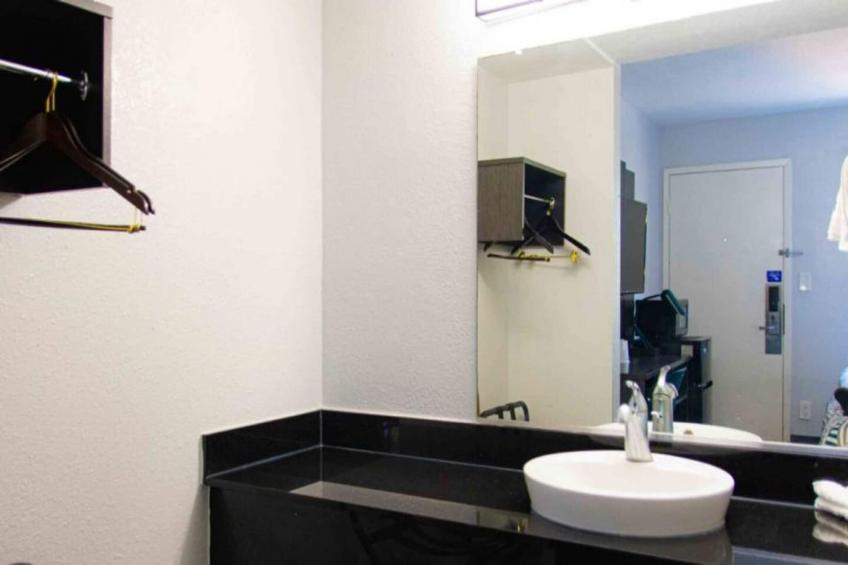 1 Queen Bed  ADA/RI Shower/Premium/Micfridge - foto 12