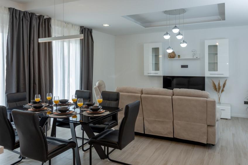 Villa Infinity - Six Bedroom Villa with Swimming Pool and Hot Tube