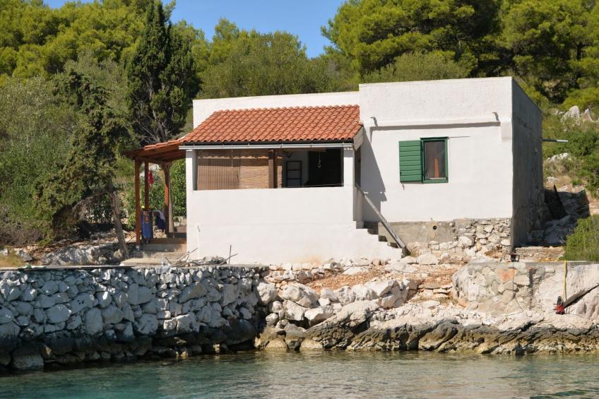 Steinhaus am Meer mit überdachter Terrasse als p