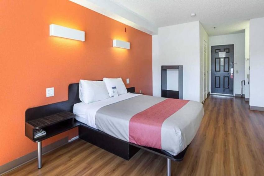 1 Queen Bed  Non-Smoking