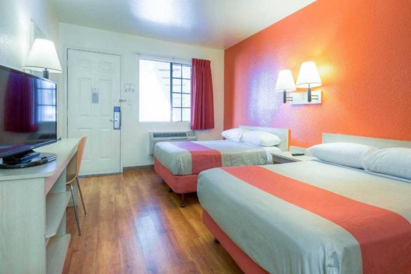 2 Full Beds  ADA/Tub/Mini Fridge - foto 11