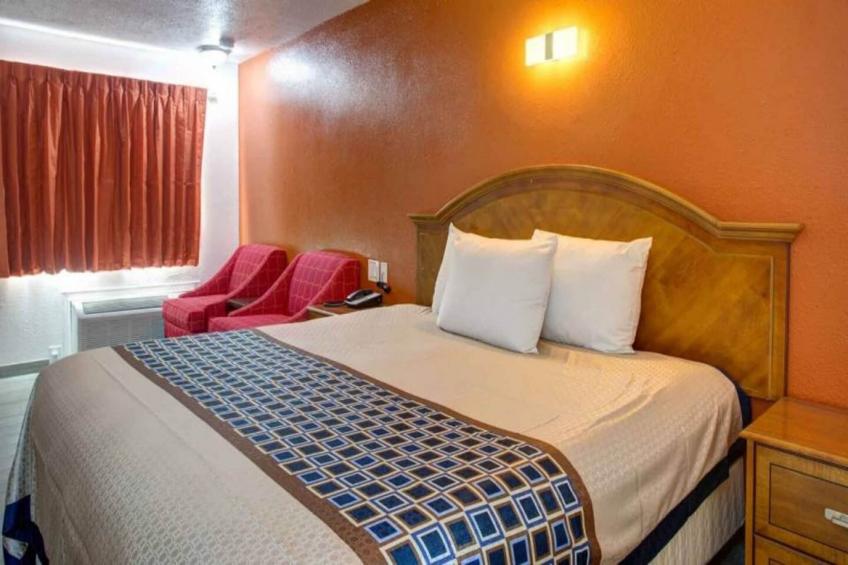 1 King Bed  Non-Smoking Micfridge - foto 6