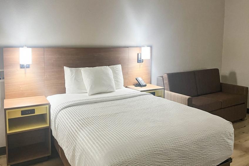1 King Bed  Non-Smoking Micfridge Sofa-Bed - foto 8
