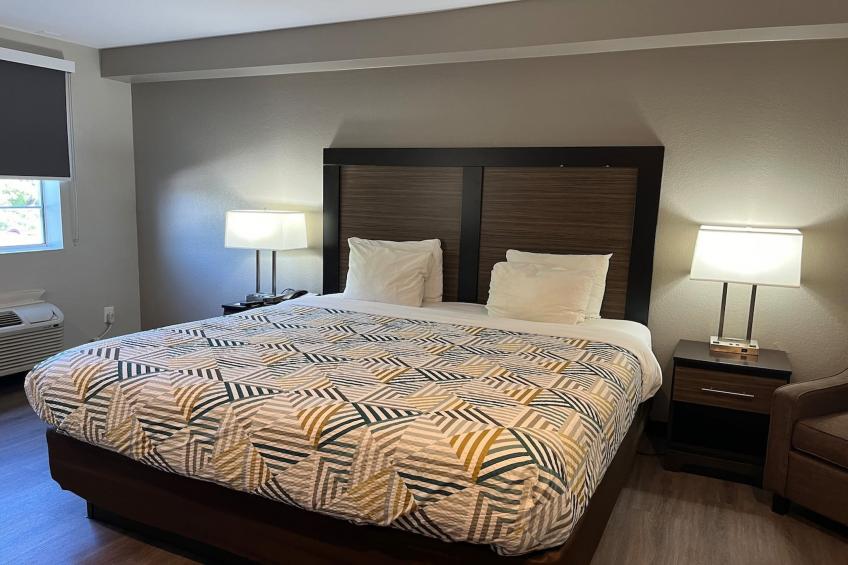 1 King Bed | Non-Smoking, Micfridge - foto 5