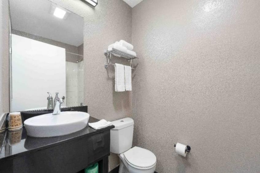 1 Queen Bed  ADA/RI Shower - foto 19