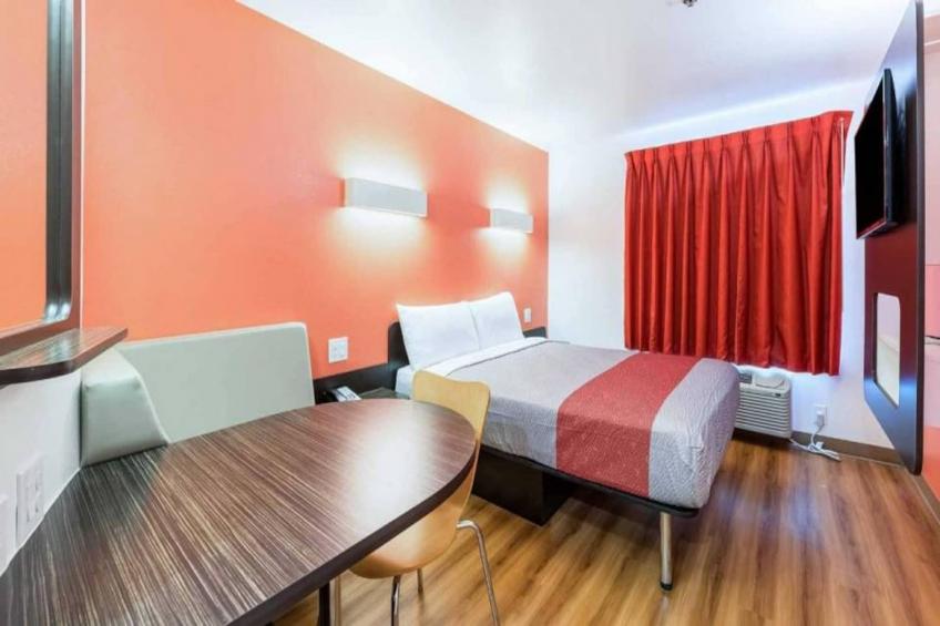 1 Queen Bed  Non-Smoking Mini Fridge - foto 6