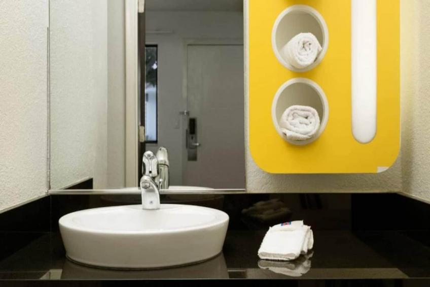 1 Full Bed  ADA/RI Shower/Micfridge - foto 10