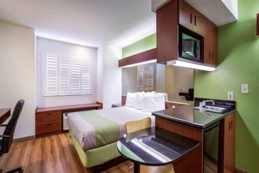 1 Queen Bed  Non-Smoking Micfridge - foto 4