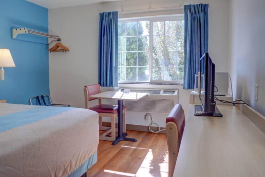 1 QUEEN BED  MOBILITY ACCESSIBLE NON-SMOKING - foto 7