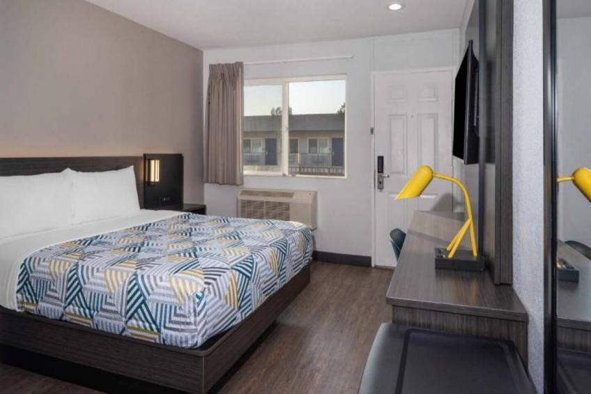1 Queen Bed  ADA/RI Shower/Mini Fridge - foto 12