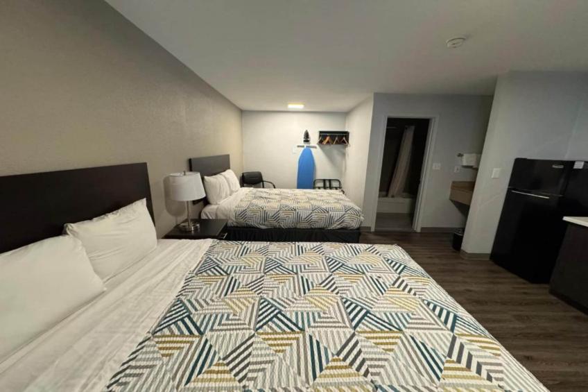 2 Queen Beds  Non-Smoking Micfridge - foto 9