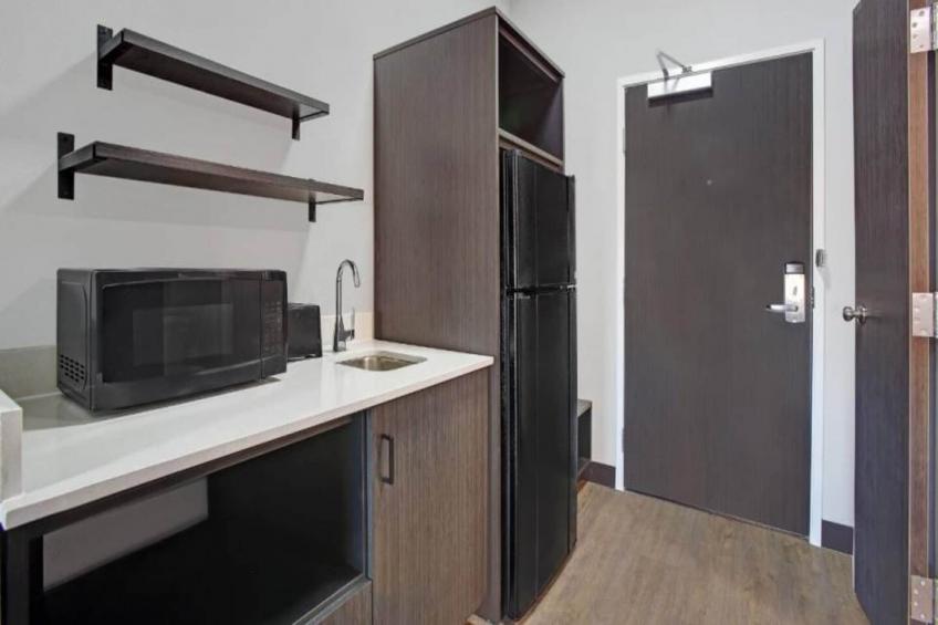 1 King Bed  Non-Smoking Mini Fridge - foto 5