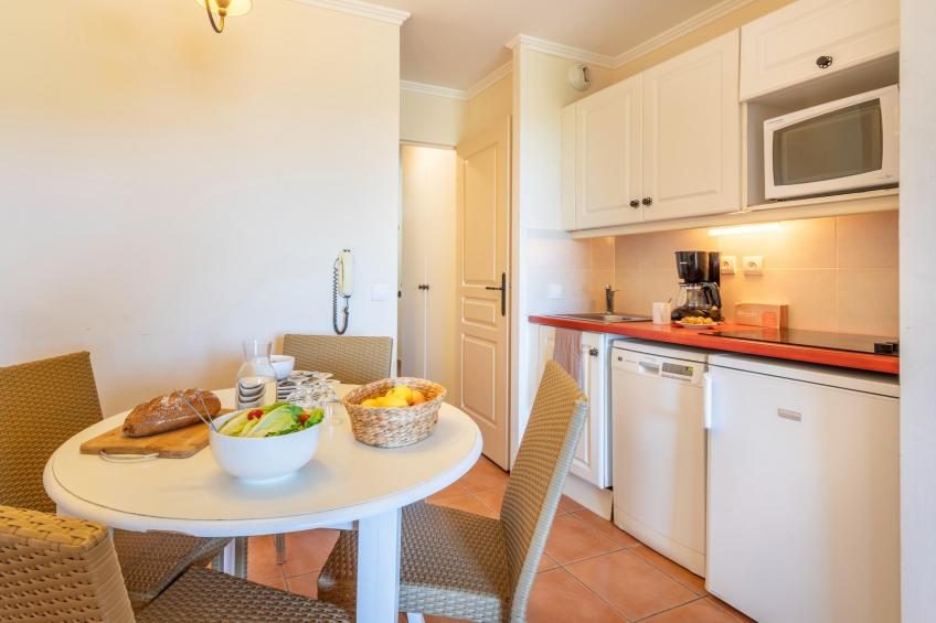 Pierre & Vacances Village Pont Royal en Provence Apartment 5 people - 1 bedroom - Balcony or terrace - foto 11