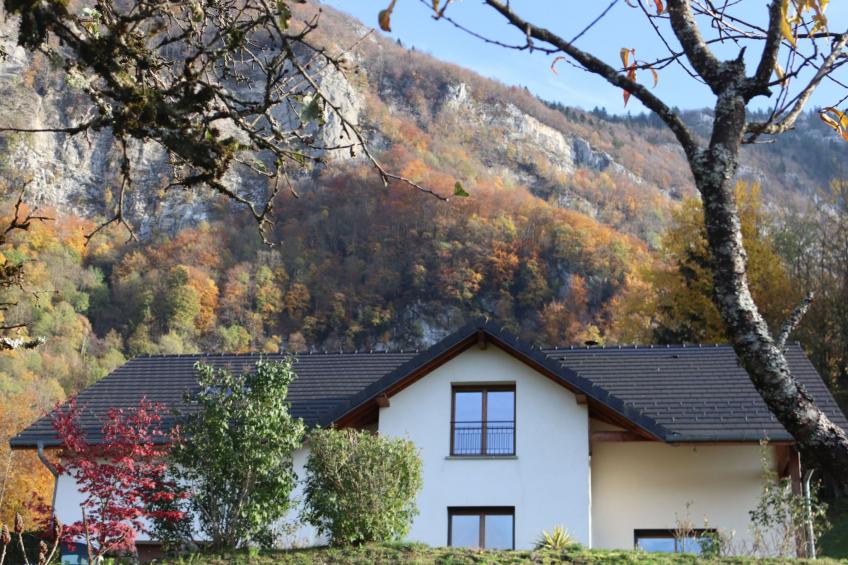 in Aiguebelette-Le-Lac mit Garten, Terrasse und Grill