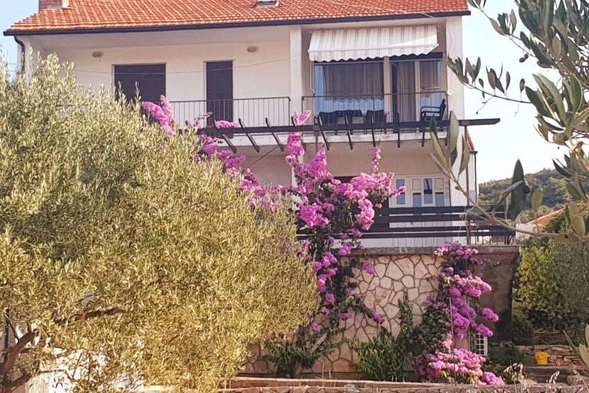 Tihana mit mediterranem Garten