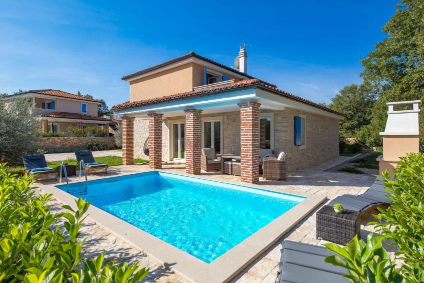 Romantische Villa mit Pool, umgeben von Natur