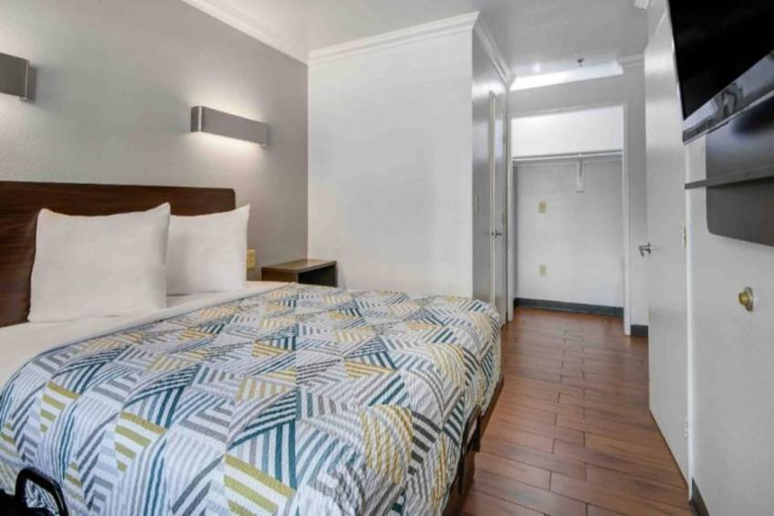 1 King Bed  Mobil Access Tub Nsmk Micfridg - foto 9