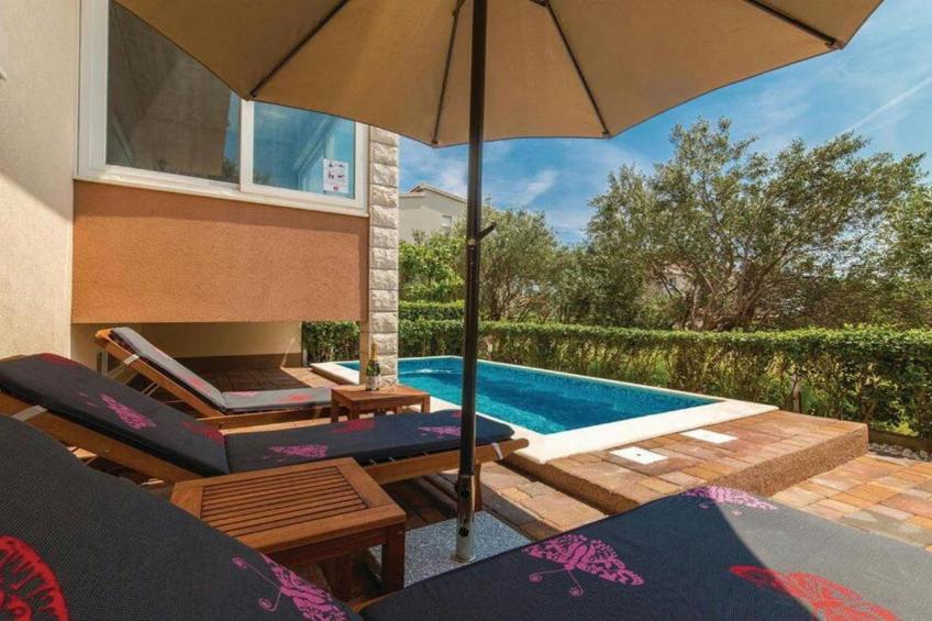 Charming Villa with Outdoor Pool, BBQ, and Sun Deck in Tranquil Kaštela Area - Five bedroom Villa - foto 32