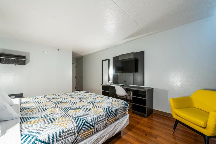 1 King Bed  Smoking Micfridge - foto 7