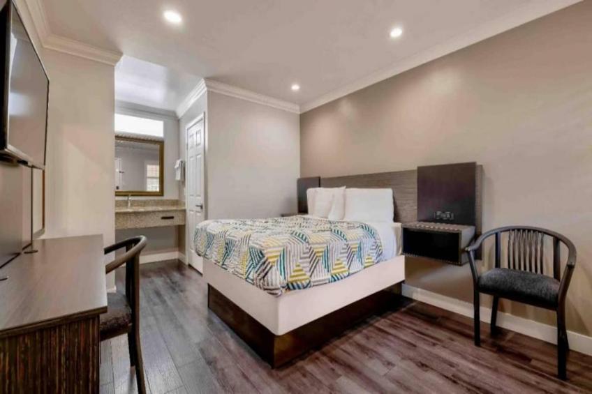 1 Queen Bed  Smoking Mini Fridge - foto 9