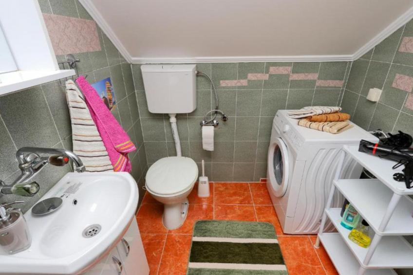 Charming Kotor Bay Retreat Just Steps from the Beach - Two Bedroom Apartment With Sea View - foto 12