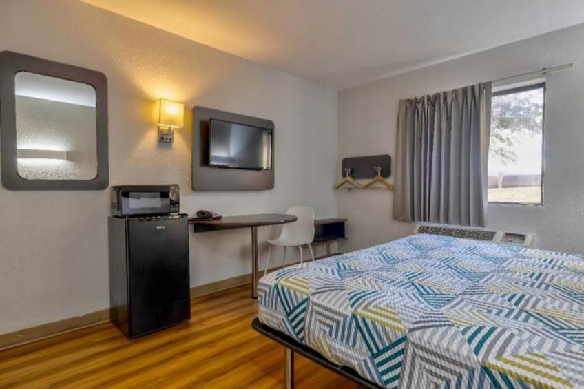 1 Queen Bed  Non-Smoking Kitchen - foto 11