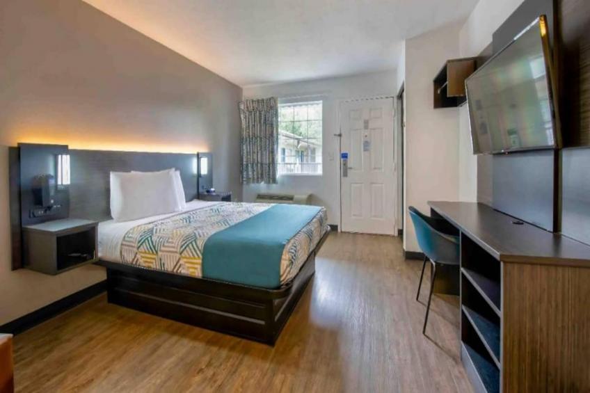 1 Queen Bed  Non-Smoking