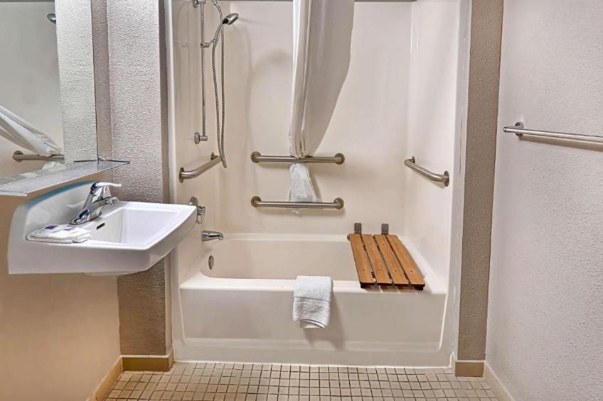 2 Full Beds  ADA/RI Shower/Micfridge - foto 15